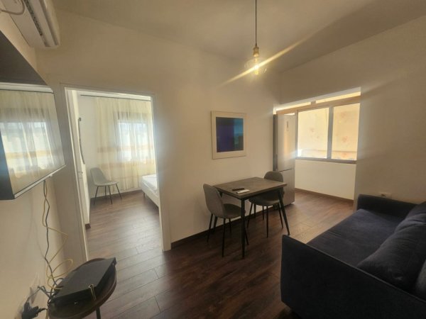 Tirane, jepet me qera apartament 1+1 Kati 5, 1 m² 370 € (Rr.Elbasanit)