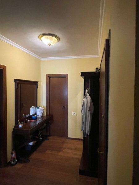 Tirane, jepet me qera apartament 3+1+2 , Kati 3, 110 m² 900 € (MINE PEZA)