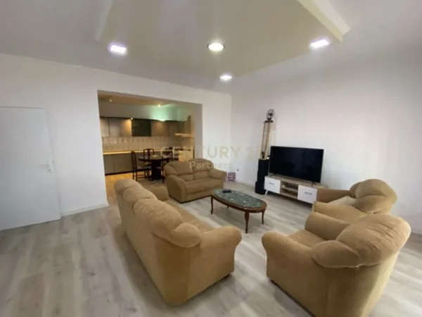 Tirane, jap me qera apartament 3+1 Kati 2, 156 m² 600 € (Gjimnazi Cajupi, afer me QSUT)