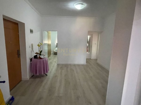 Tirane, jap me qera apartament 3+1 Kati 2, 156 m² 600 € (Gjimnazi Cajupi, afer me QSUT)