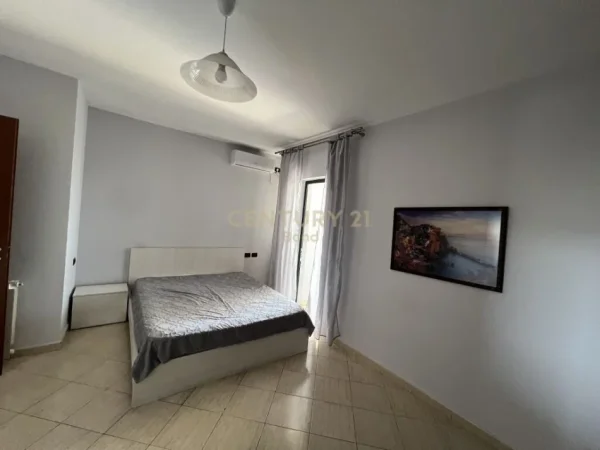 Tirane, jap me qera apartament 2+1+Ballkon Kati 7, 110 m² 700 € (Komuna e Parisit)