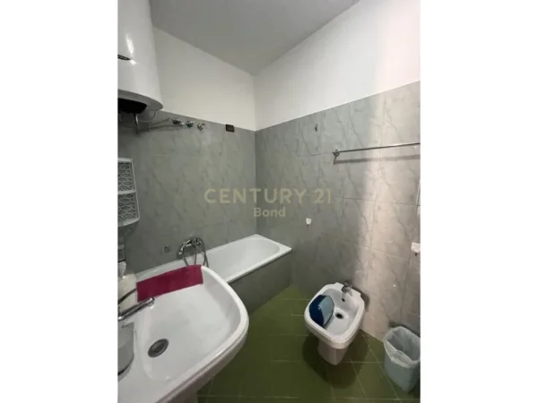 Tirane, jap me qera apartament 2+1+Ballkon Kati 7, 110 m² 700 € (Komuna e Parisit)