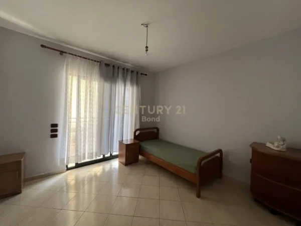 Tirane, jap me qera apartament 2+1+Ballkon Kati 7, 110 m² 700 € (Komuna e Parisit)