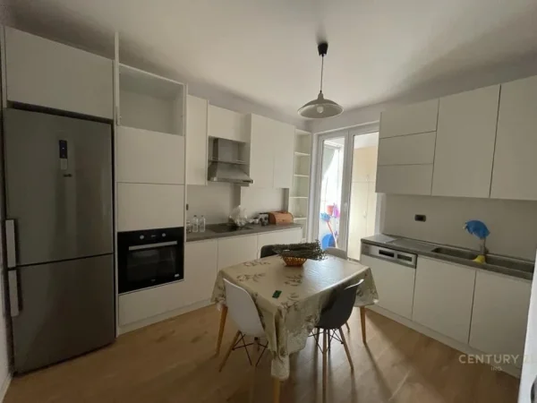 Tirane, jap me qera apartament 2+1 Kati 8, 100 m² 850 € (Rruga e Kavajes)