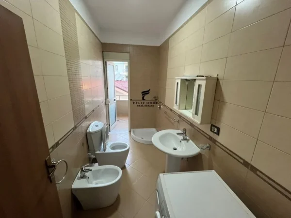 Tirane, jepet me qera apartament 2+1 Kati 4, 118 m² 550 € (RRUGA 5 MAJI)