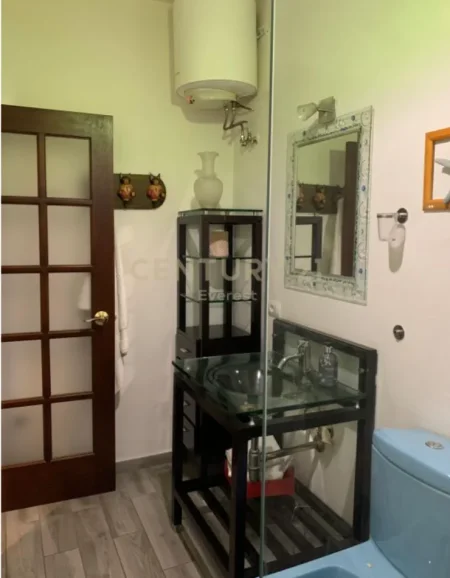 Tirane, jepet me qera apartament 1+1 Kati 2, 71 m² 500 € (spitali gjerman)