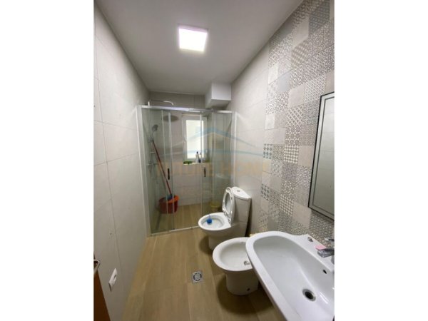 Tirane, jepet me qera 3+1 Kati 2, 1.000 € (Bulevardi Zogu I.)