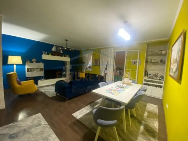 Durres, shitet apartament 2+1 Kati 2, 120 m² 200.000 € (Rruga e Portit , Durres)
