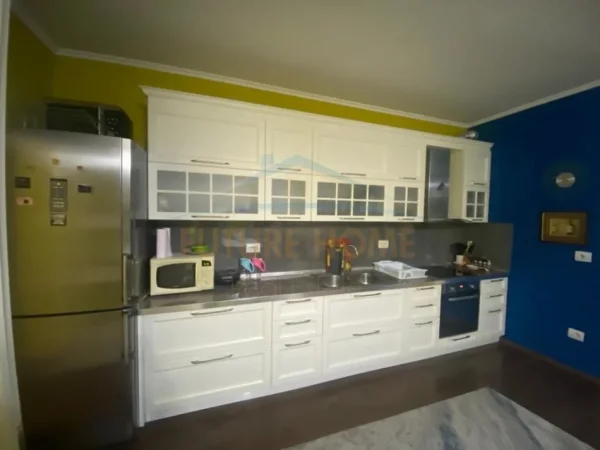 Durres, shitet apartament 2+1 Kati 2, 120 m² 200.000 € (Rruga e Portit , Durres)
