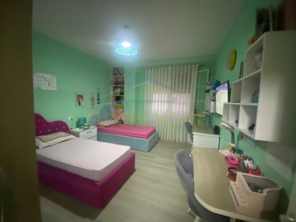 Durres, shitet apartament 2+1 Kati 2, 120 m² 200.000 € (Rruga e Portit , Durres)