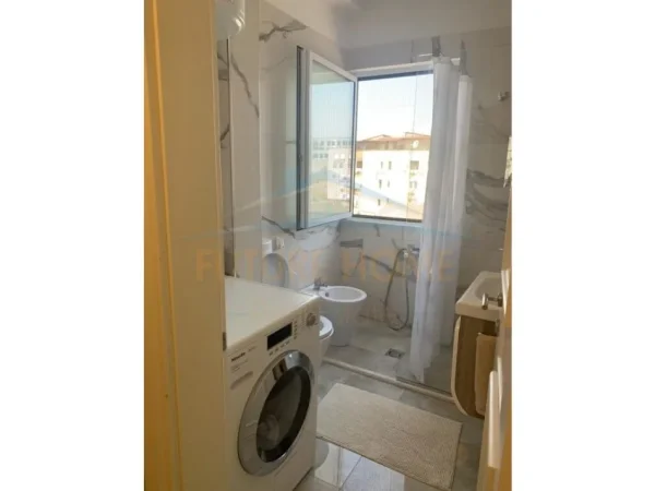 Tirane, jepet me qera apartament 2+1+Ballkon Kati 6, 73 m² 600 € (ish Parku)