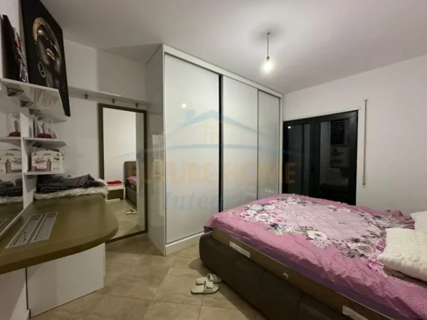 Tirane, jepet me qera apartament 2+1+Ballkon Kati 5, 105 m² 600 € (Unaza e Re)