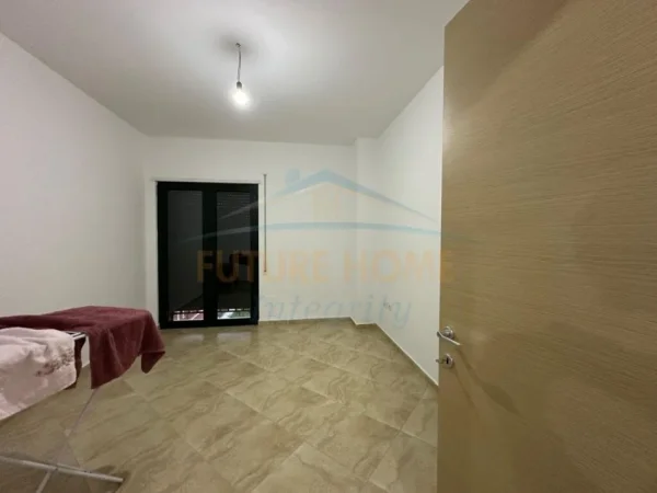 Tirane, jepet me qera apartament 2+1+Ballkon Kati 5, 105 m² 600 € (Unaza e Re)