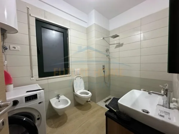 Tirane, jepet me qera apartament 2+1+Ballkon Kati 5, 105 m² 600 € (Unaza e Re)