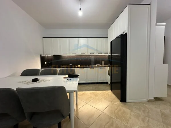 Tirane, jepet me qera apartament 2+1+Ballkon Kati 5, 105 m² 600 € (Unaza e Re)