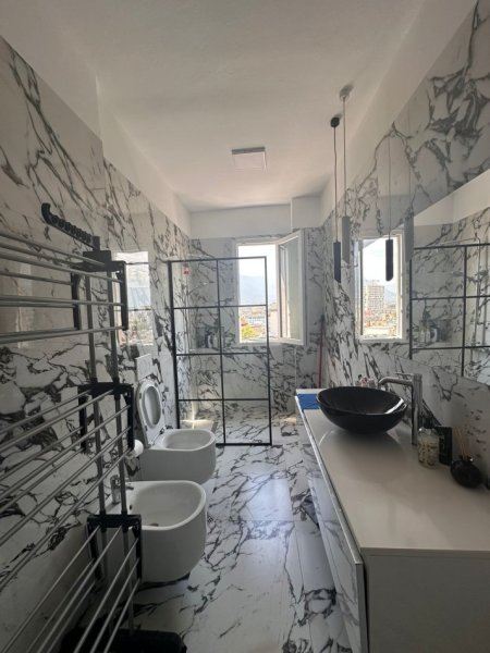 Tirane, jepet me qera apartament 2+1 Kati 9, 75 m² 700 € 