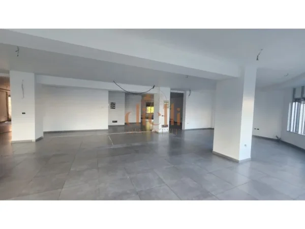 Tirane, jepet me qera ambjent biznesi Kati 1, 300 m² (Rruga e Dibres)