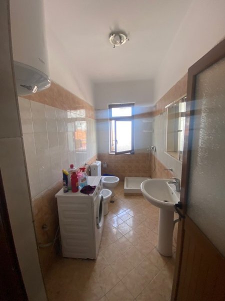 Tirane, jepet me qera 1+1 Kati 4, 70 m² 400 € (Xhamia Medreses)