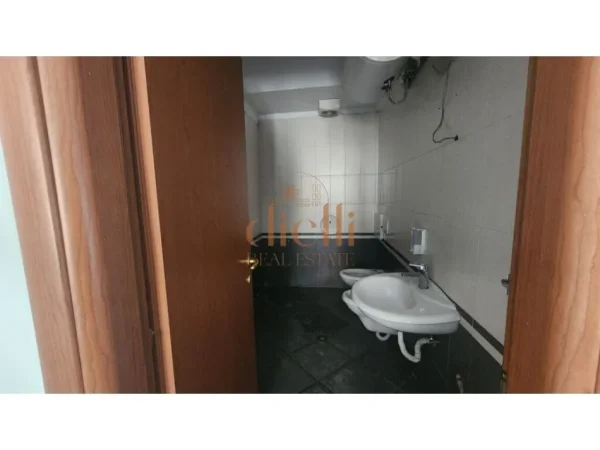 Tirane, jepet me qera ambjent biznesi Kati 1, 300 m² (Rruga e Dibres)