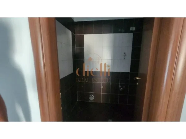 Tirane, jepet me qera ambjent biznesi Kati 1, 300 m² (Rruga e Dibres)