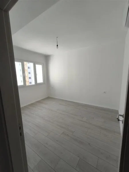 Tirane, jepet me qera zyre Kati 7, 98 m² 450 € (Fusha e Aviacionit)