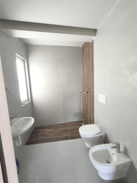 Tirane, jepet me qera zyre Kati 7, 98 m² 450 € (Fusha e Aviacionit)
