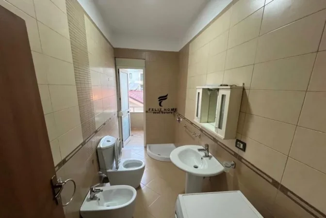 Tirane, jepet me qera apartament 2+1 Kati 4, 118 m² 550 € (RRUGA 5 MAJI)