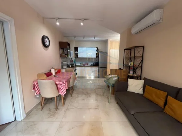 Tirane, jepet me qera 2+1+Ballkon Kati 1, 100 m² 650 € (Rruga e dibres)