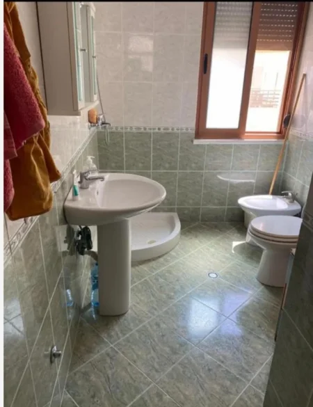 Durres, jepet me qera apartament 2+1+Ballkon Kati 4, 90 m² 550 € (Golem, Kompleksi Fafa)