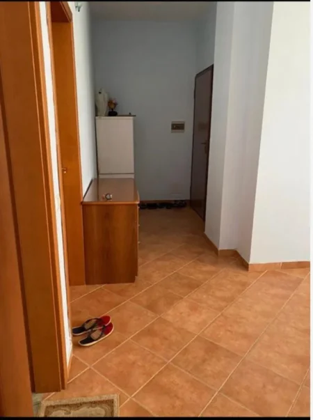 Durres, jepet me qera apartament 2+1+Ballkon Kati 4, 90 m² 550 € (Golem, Kompleksi Fafa)