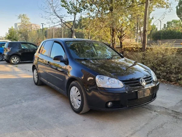 Tirane, shes makine VW GOLF 5 Benzin+Gaz, e zeze manuale Klima 182.500 km 3.790 €