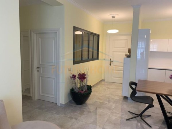 Tirane, jepet me qera apartament 2+1+Ballkon Kati 6, 73 m² 600 € (Parku I Autobuzave)