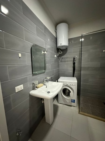 Tirane, jepet me qera apartament 2+1+Ballkon Kati 4, 90 m² 800 € (kompleksi Kika 2)