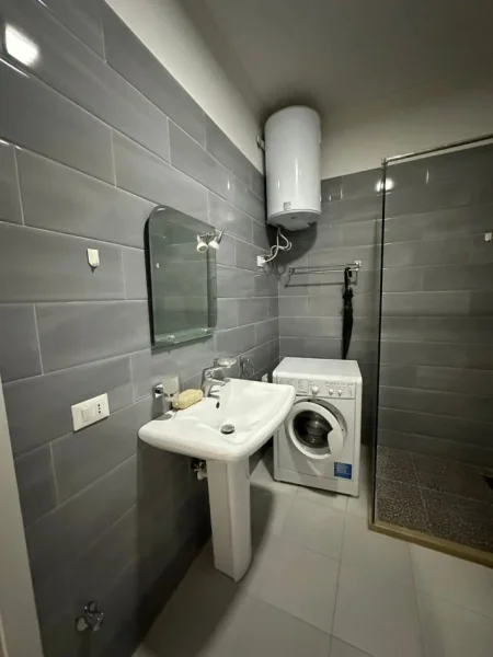 Tirane, jepet me qera apartament 2+1+Ballkon Kati 4, 90 m² 800 € (kompleksi Kika 2)