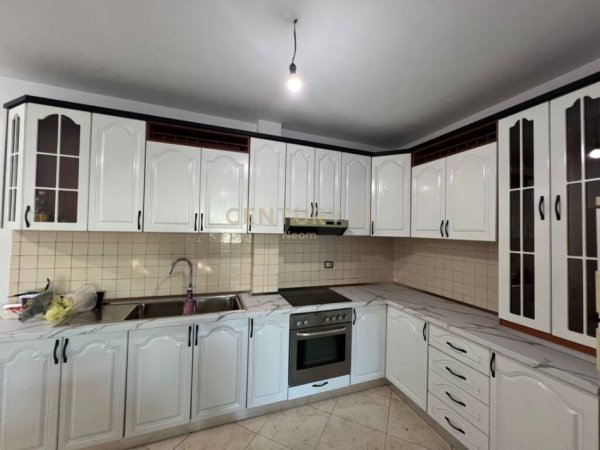 Tirane, jepet me qera apartament 2+1 Kati 3, 90 m² 650 € (Ish Stacioni I trenit)