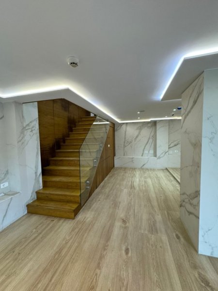 Tirane, shitet ambjent biznesi Kati 0, 80 m² 320.000 € (KOMUNA E PARISIT)