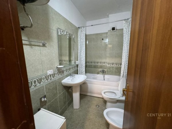 Tirane, jepet me qera apartament 2+1 Kati 7, 99 m² 550 € (Brryli)