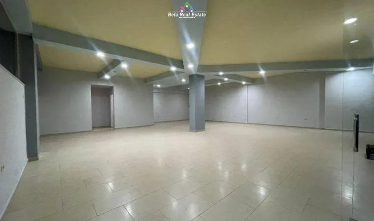Tirane, jepet me qera dyqan Kati 1, 178 m² 500 € (fresku)