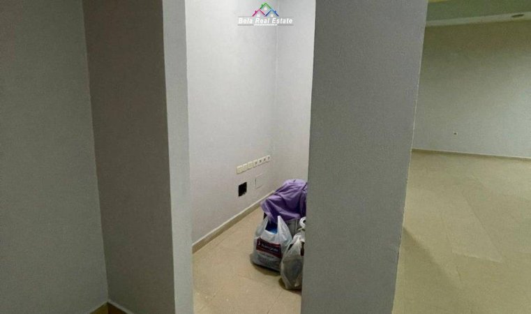 Tirane, jepet me qera dyqan Kati 1, 178 m² 500 € (fresku)