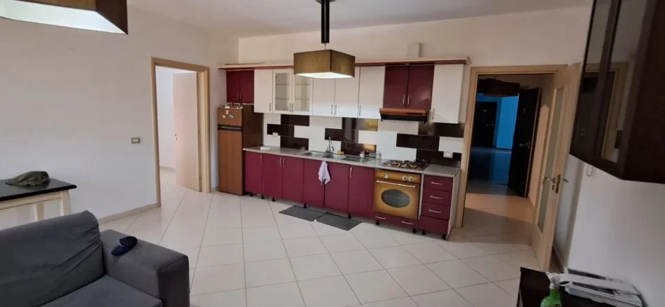 Tirane, jepet me qera apartament 2+1 Kati 4, 350 € (ali dem)