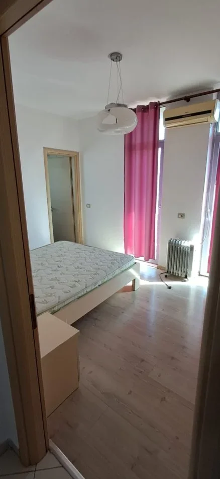 Tirane, jepet me qera apartament 2+1 Kati 4, 350 € (ali dem)