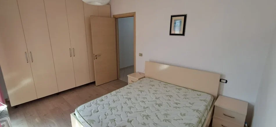 Tirane, jepet me qera apartament 2+1 Kati 4, 350 € (ali dem)