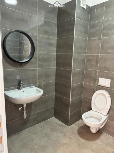 Tirane, jepet me qera zyre Kati 5, 70 m² 420 € (FARMACIA 10)