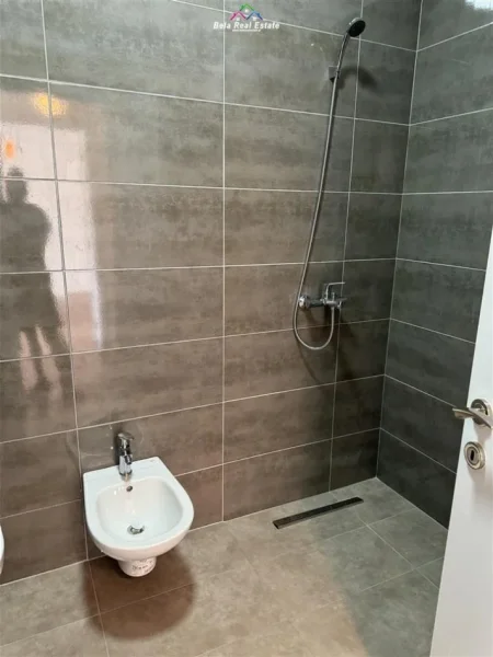 Tirane, jepet me qera zyre Kati 5, 70 m² 420 € (FARMACIA 10)