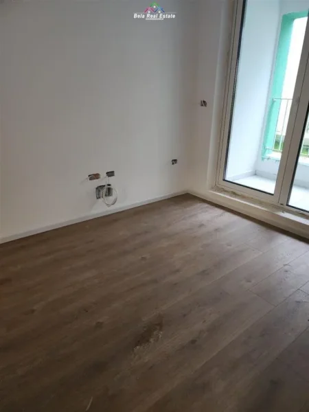 Tirane, jepet me qera zyre Kati 0, 42 m² 340 € (ali demi)