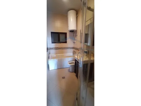 Tirane, jepet me qera apartament 2+1 Kati 10, 125 m² 800 € (BLLOK)