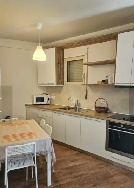 Tirane, jepet me qera apartament 1+1 Kati 4, 74 m² 450 € (RR.E ULLISHTES Liqeni i Thate)