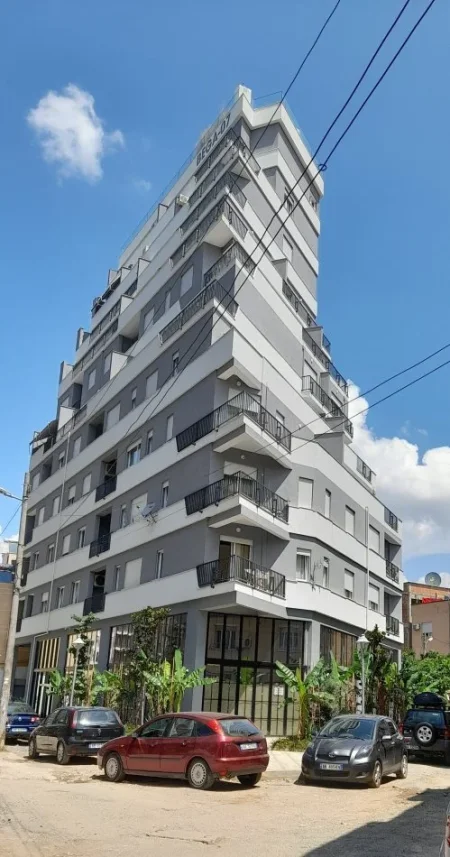 Tirane, shes dy garazhe, Kati -2,me hipotekē,te rruga e Dibrës,mbas hotel Melijas..