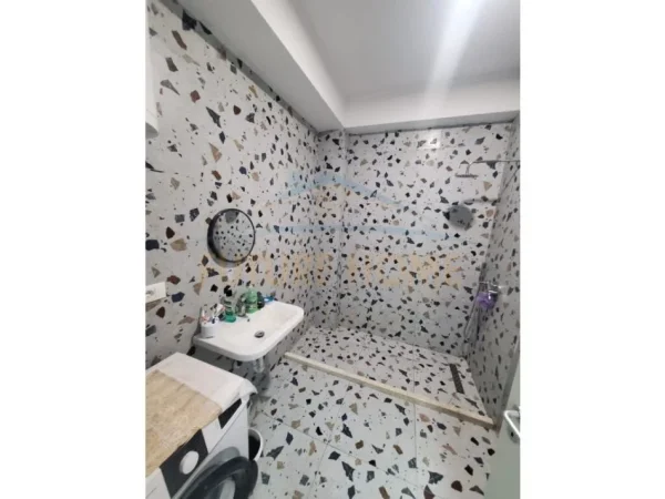Tirane, jepet me qera apartament 2+1 Kati 6, 84 m² 400 € (Ali Demi)