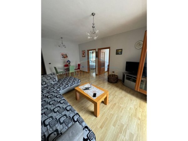 Tirane, jap me qera apartament 2+1+Ballkon Kati 3, 90 m² 500 € (Laprake)
